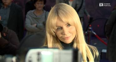 Wzruszona Agnieszka Woźniak-Starak podczas premiery 